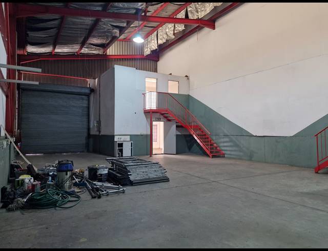 262M² WAREHOUSE TO LET IN JET PARK